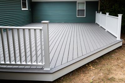 DECKING &amp; RAILING FEATURING TREX